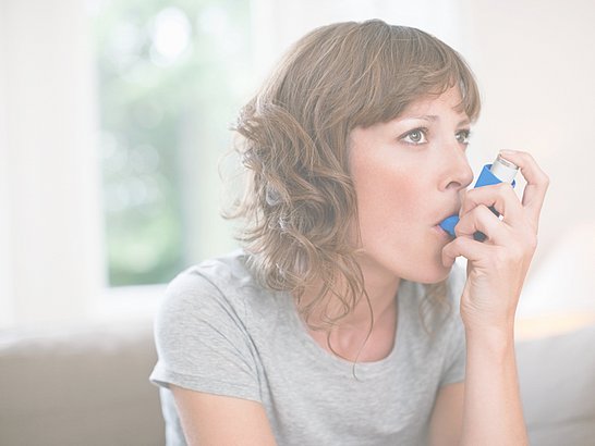 Diese Frau hat Verdacht auf allergisches Asthma oder Asthma bronchiale