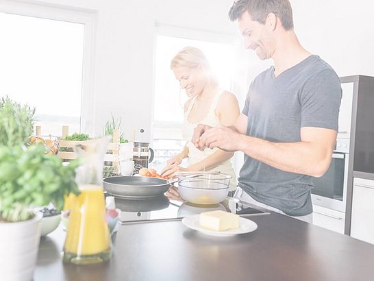 Pärchen kocht trotz Lebensmittelallergie glücklich gemeinsam in der Küche