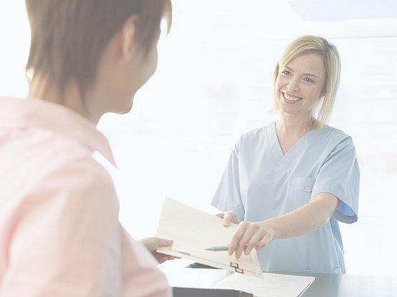 Arzthelferin berät Patientin zu Adhärenz und wie sie die Allergie-Behandlung durchhalten kann