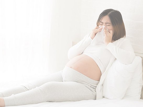 Trotz Heuschnupfen in der Schwangerschaft, das Allergierisko deines Babys senken.