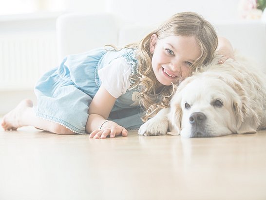 Trotz Tierhaarallergie mit dem Hund kuscheln? Finde Infos zu Allergien rund um Hund und Katze.