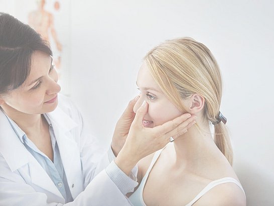 Frau ist wegen ihrer Allergie beim Arzt. Es gibt verschiedene Allergie Tests, z.B. den Pricktest.