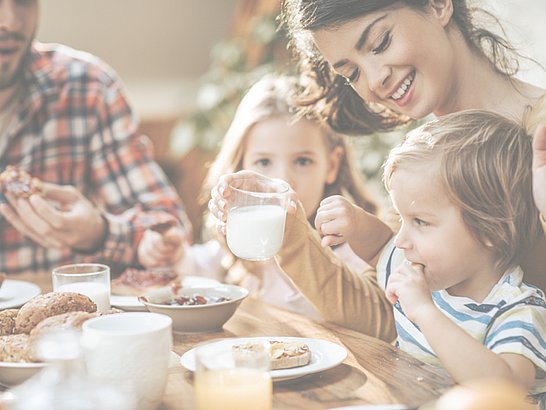 Diese Familie weiß, dass eine ausgewogene Ernährung Allergien bei Kindern verhindern kann.