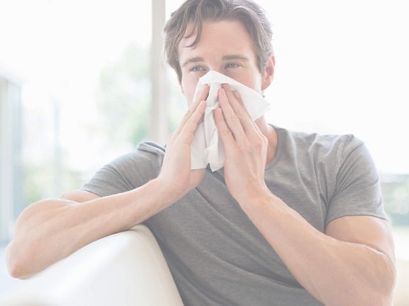 Hast du Symptome wie z. B. laufende Nase, Niesen, tränende und juckende Augen? Mach unseren Allergie Schnelltest und finde heraus, ob deine Symptome zu einer Allergie passen.